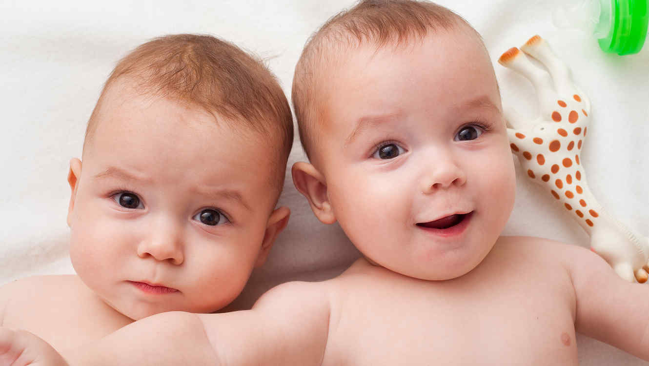 Grandes alegrías y pequeñas desventajas de tener gemelos o mellizos