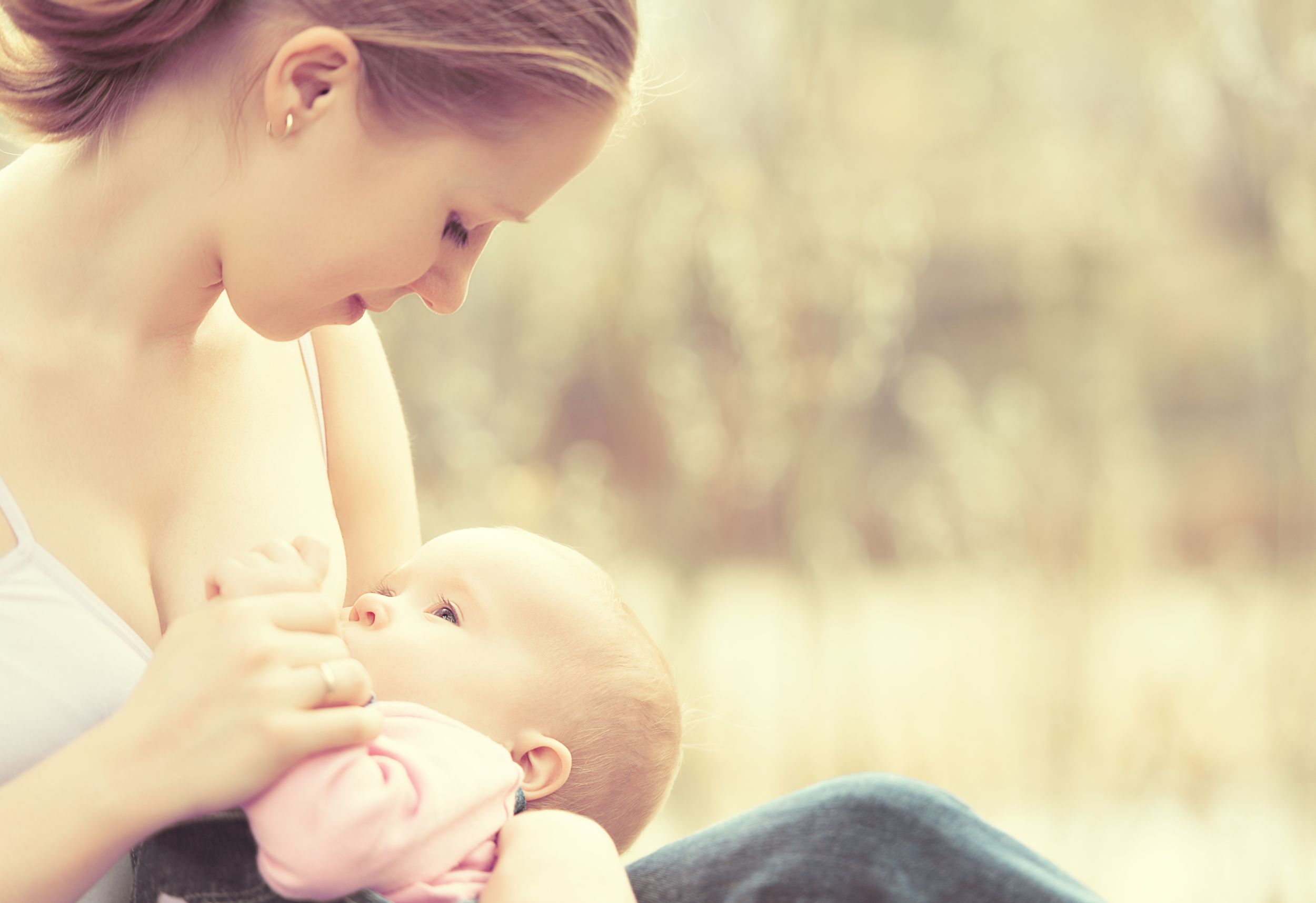 Siete consejos que te ayudarán con la lactancia materna este verano