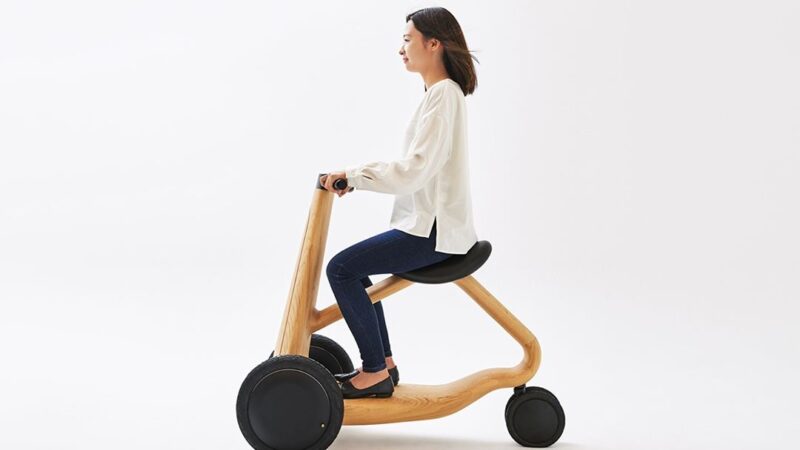 ILY-Ai es un concepto de scooter eléctrico de tres ruedas fabricado en madera