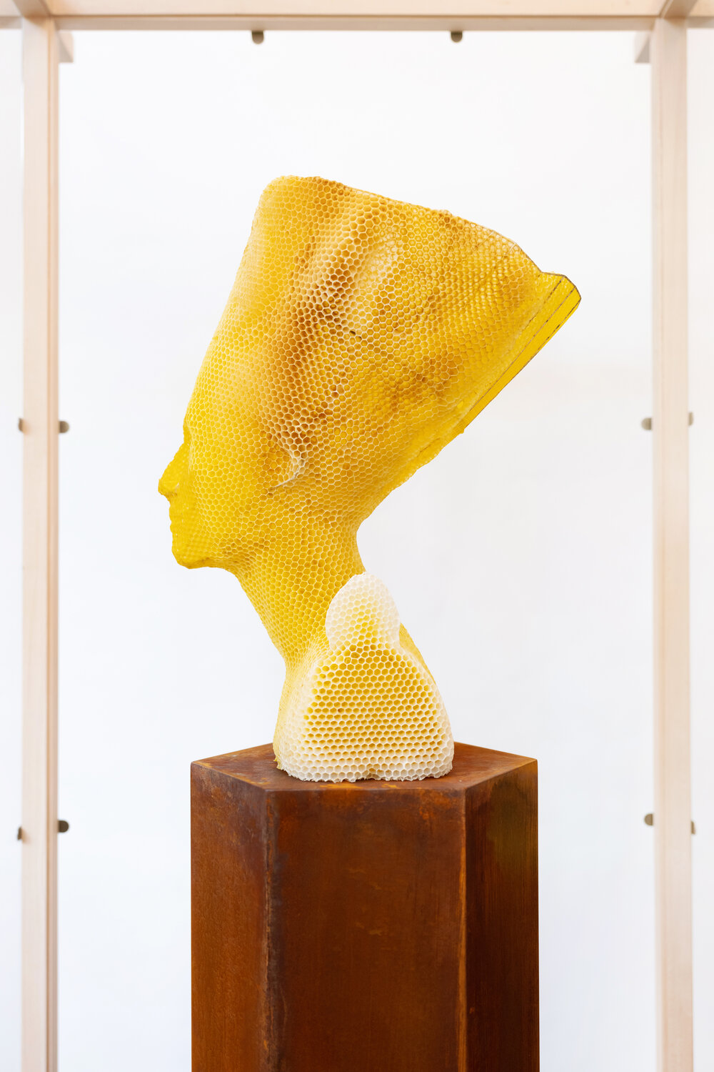Tomáš Libertíny esculpe la versión en cera de abejas del busto de nefertiti junto con 60.000 abejas.