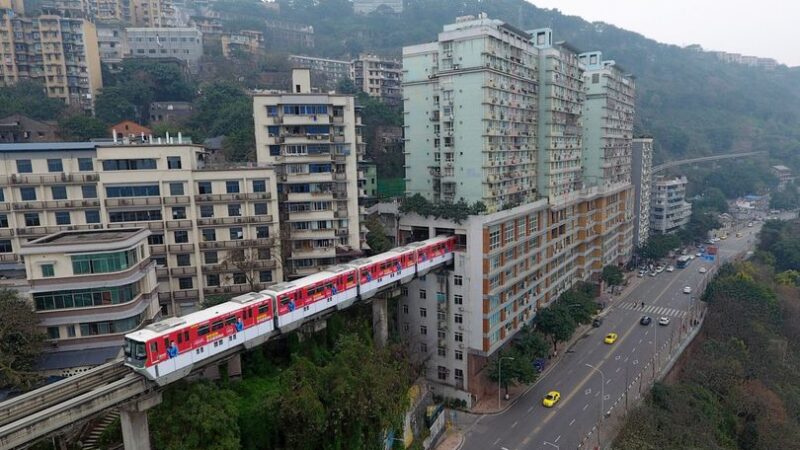 “Chongqing Monorail”: El tren que atraviesa un edificio de 19 pisos.