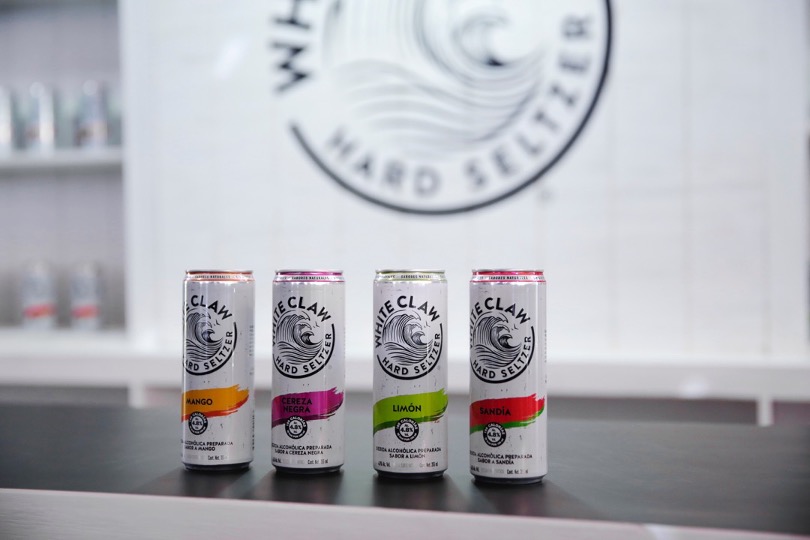 White claw, el pionero en el mercado de Hard Seltezer, llega a hacer olas en México.