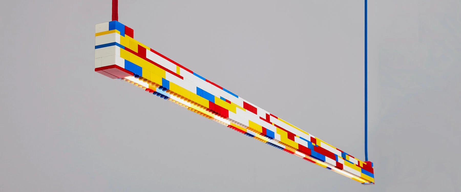 La luz de ladrillo LEGO reutilizada de ambience studio emana un divertido caleidoscopio de color.
