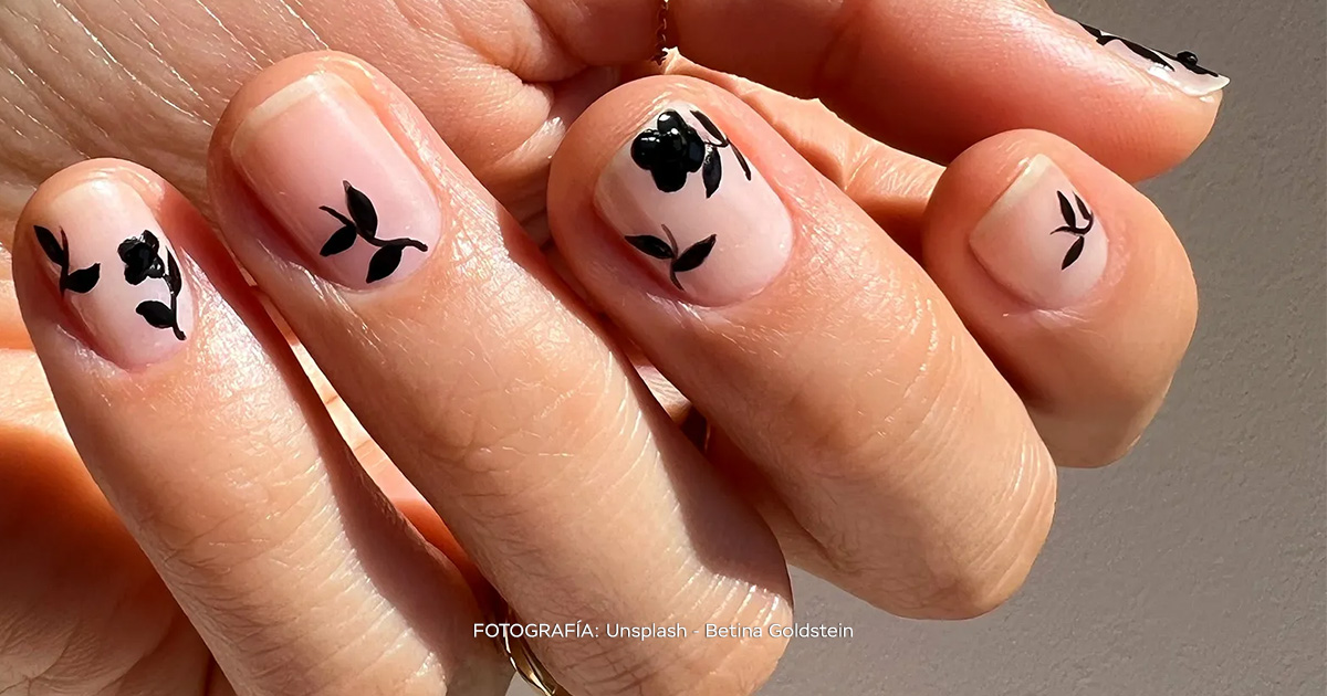Uñas con flores que son tendencia absoluta para Primavera-Verano 2023