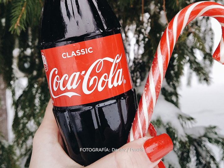 Siente la Navidad con estilo: Coca-Cola revela sus encantadores vasos y termos festivos para el 2023.